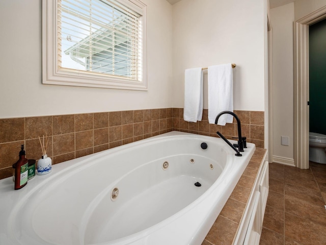 5808 Glendavon Loop, Dublin, OH 43016 - full bath featuring a jetted tub and toilet