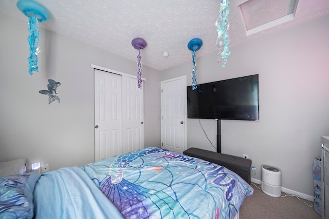 2986 E Powell Rd, Columbus, OH 43240 - bedroom with a closet, carpet, and a textured ceiling