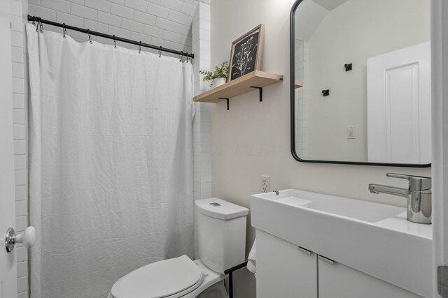 442 Thurman Ave, Columbus, OH 43206 - full bath with vanity and curtained shower