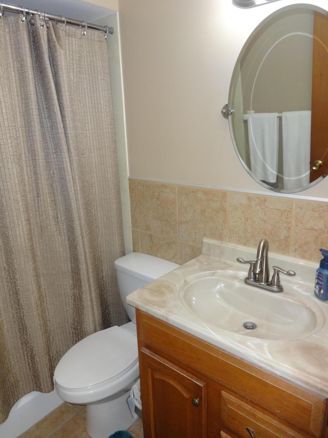 1766 Thrailkill Rd, Grove City, OH 43123 - bathroom featuring vanity, tile walls, wainscoting, and a shower with curtain