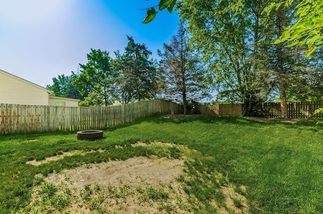 5727 Sundial Dr, Galloway, OH 43119 - fenced backyard featuring a fire pit