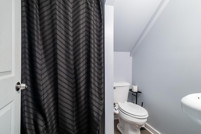 647 Harrison St, Washington Court House, OH 43160 - full bath with curtained shower