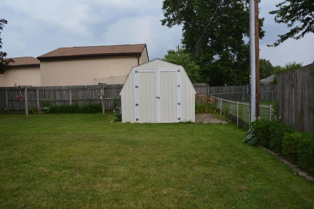 463 Denwood Dr S, Gahanna, OH 43230 - fenced backyard featuring a shed