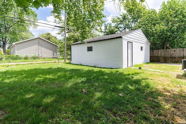 536 Pierce Ave, Columbus, OH 43213 - fenced backyard featuring an outbuilding