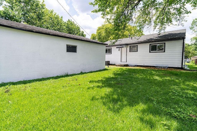 536 Pierce Ave, Columbus, OH 43213 - back of house with a yard