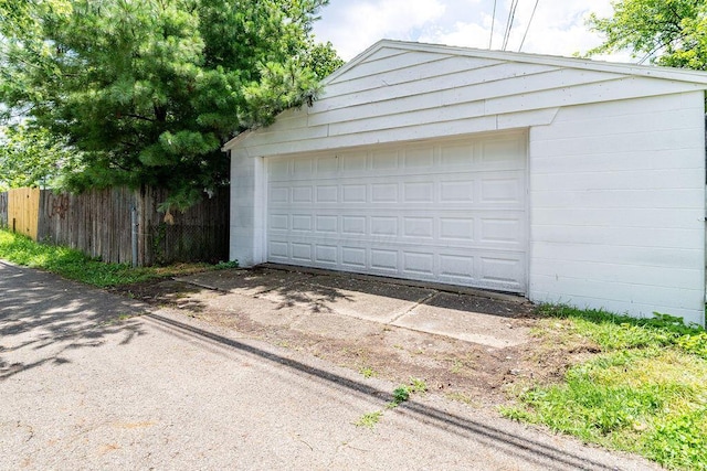 536 Pierce Ave, Columbus, OH 43213 - view of detached garage