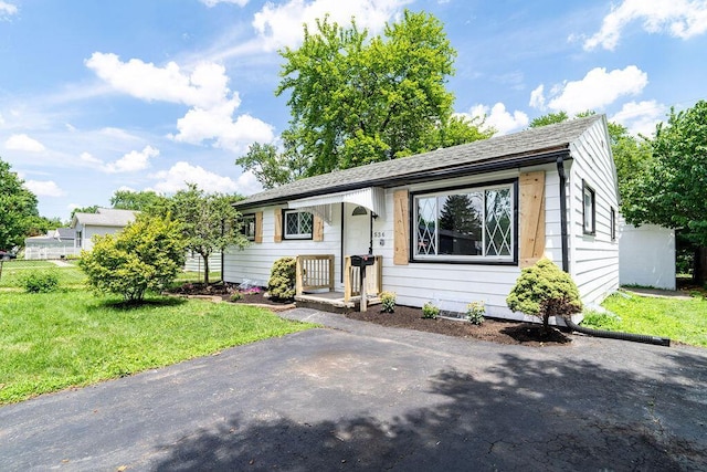 536 Pierce Ave, Columbus, OH 43213 - ranch-style house featuring a shingled roof
