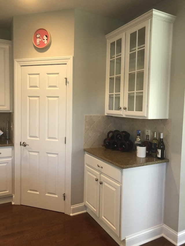8730 Swisher Creek Xing, New Albany, OH 43054 - bar featuring tasteful backsplash and dark wood-style floors