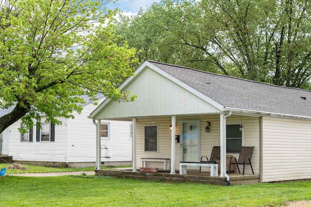 508 Carolyn Rd, Washington Court House, OH 43160 - view of front facade featuring covered porch, a shingled roof, and a front yard