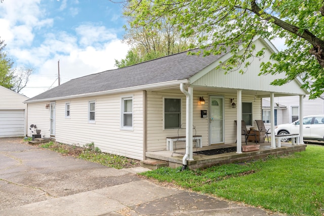 508 Carolyn Rd, Washington Court House, OH 43160 - view of front of home with covered porch, roof with shingles, and a front yard