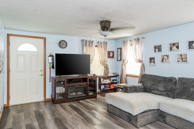 508 Carolyn Rd, Washington Court House, OH 43160 - living room with wood finished floors, a ceiling fan, and a textured ceiling