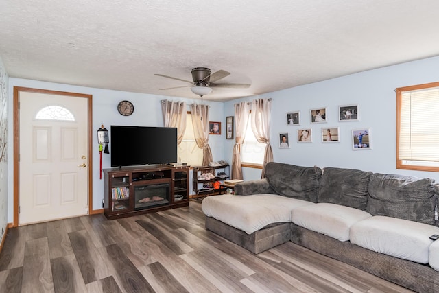 508 Carolyn Rd, Washington Court House, OH 43160 - living area featuring wood finished floors, a ceiling fan, healthy amount of natural light, and a textured ceiling