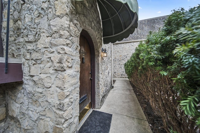 1208 Ashland Ave, Columbus, OH 43212 - exterior view of arched walkways and stone siding