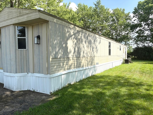 18 Skyline Dr, South Bloomfield, OH 43103 - view of side of property featuring a lawn and a central air condition unit