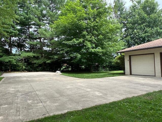 171 Ginder Rd NE, Lancaster, OH 43130 - garage featuring concrete driveway