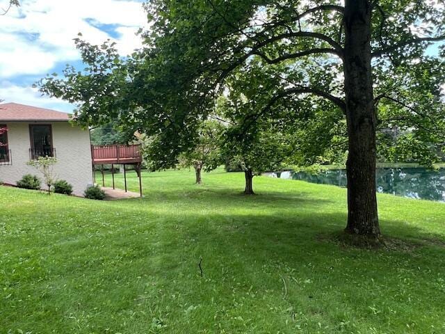 171 Ginder Rd NE, Lancaster, OH 43130 - view of grassy yard featuring a deck with water view