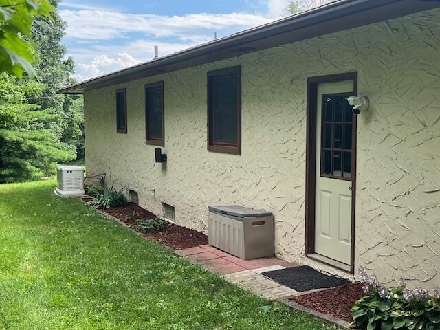 171 Ginder Rd NE, Lancaster, OH 43130 - entrance to property with a yard and stucco siding