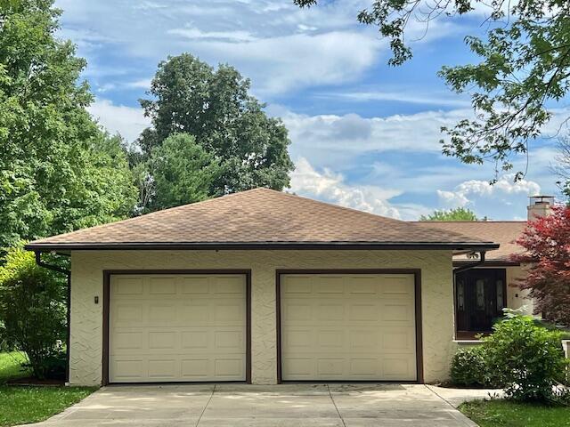171 Ginder Rd NE, Lancaster, OH 43130 - garage with concrete driveway