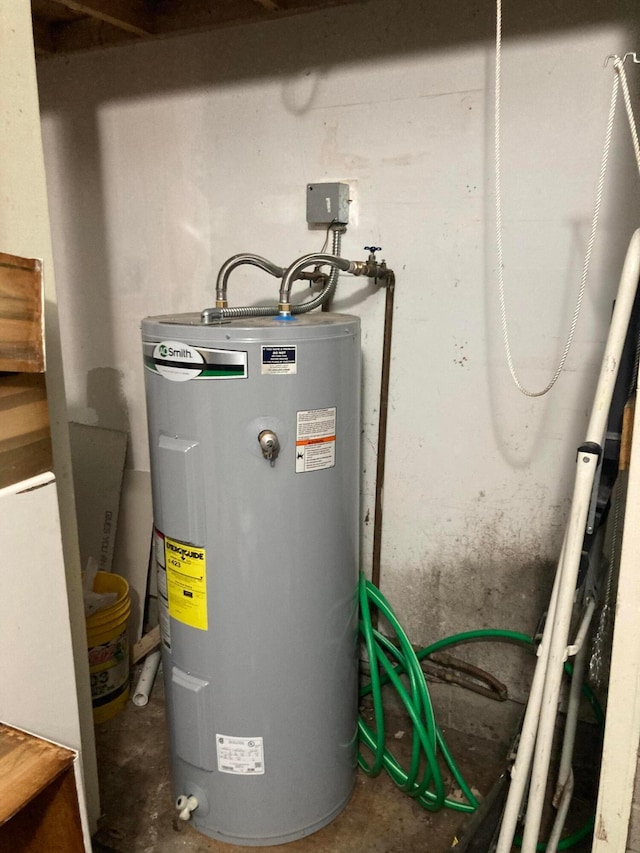 4173 Navajo Trl, Jamestown, OH 45335 - utilities featuring water heater
