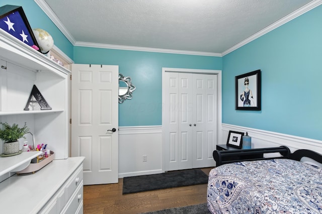 2190 Lendale Dr, Lancaster, OH 43130 - bedroom featuring dark wood finished floors, a closet, ornamental molding, a wainscoted wall, and a textured ceiling