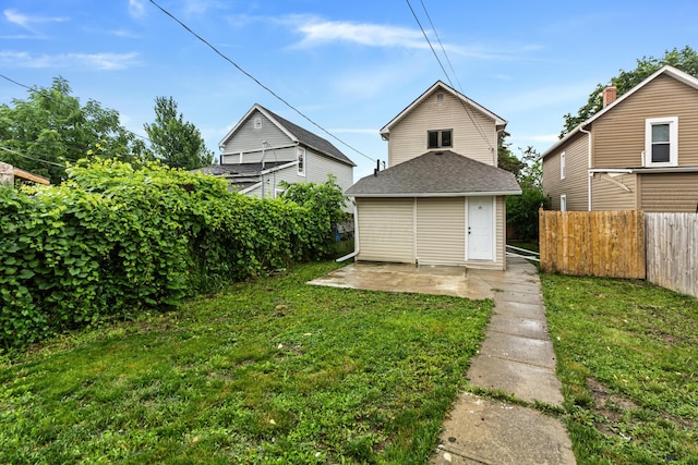 508 E Welch Ave, Columbus, OH 43207 - fenced backyard featuring a patio and an outbuilding