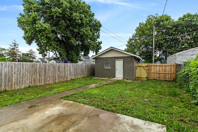 508 E Welch Ave, Columbus, OH 43207 - fenced backyard with a patio area and a gate