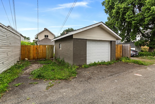 508 E Welch Ave, Columbus, OH 43207 - view of detached garage
