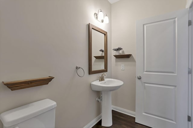 7263 Yarrow Run Rd, Plain City, OH 43064 - bathroom featuring baseboards and wood finished floors