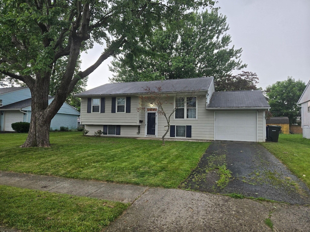 967 S Roys Ave, Columbus, OH 43204 - bi-level home featuring an attached garage, driveway, and a front yard