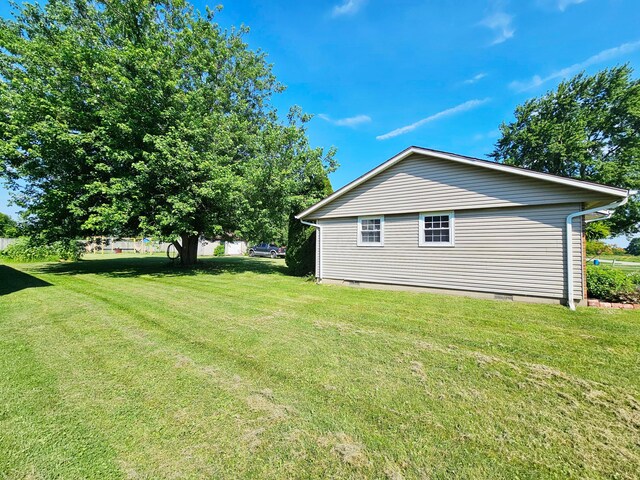 4999 Dickey Rd NE, Bloomingburg, OH 43106 - view of side of property with crawl space and a lawn