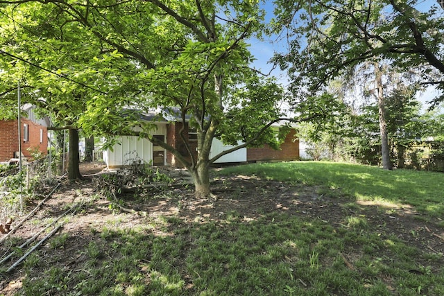 1850 Ormond Ave, Columbus, OH 43224 - view of yard