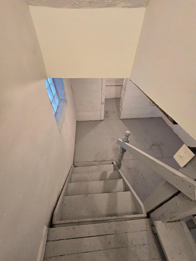 1035 Sullivant Ave, Columbus, OH 43223 - view of staircase