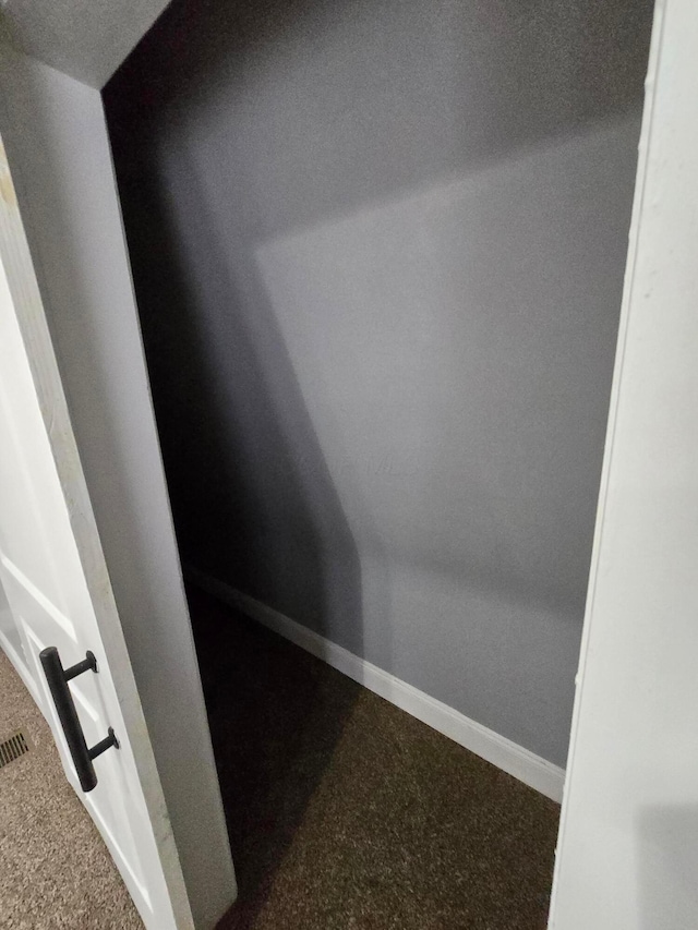 1035 Sullivant Ave, Columbus, OH 43223 - detailed view of carpet floors