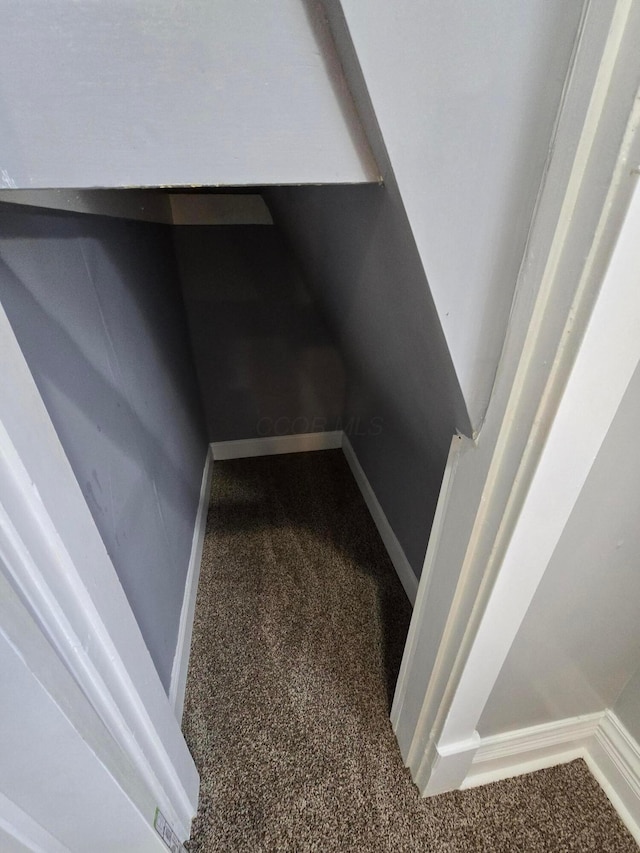 1035 Sullivant Ave, Columbus, OH 43223 - detailed view of carpet