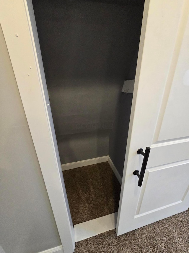 1035 Sullivant Ave, Columbus, OH 43223 - detailed view of carpet and baseboards