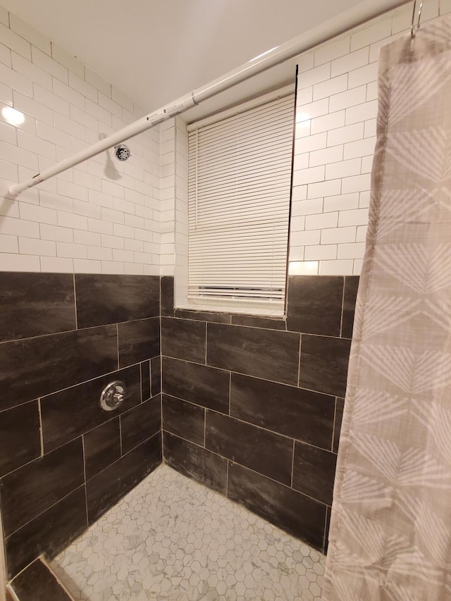 345 Dakota Ave, Columbus, OH 43223 - bathroom with a tile shower