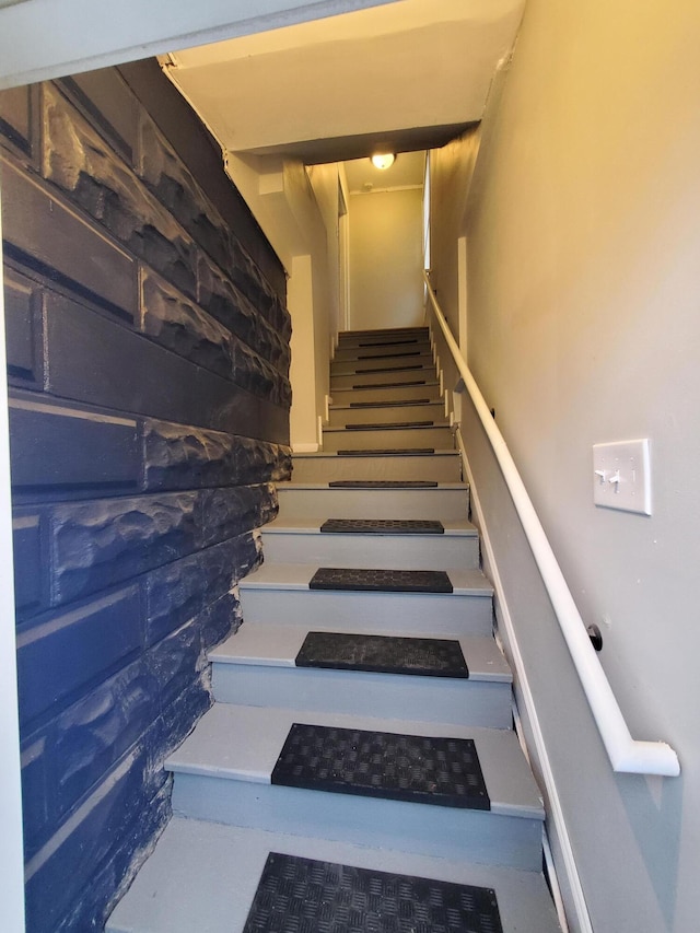 345 Dakota Ave, Columbus, OH 43223 - view of stairway