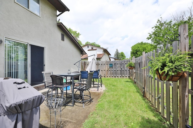 2214-2216 Pine Tree Ln, Reynoldsburg, OH 43068 - fenced backyard with a patio and outdoor dining space