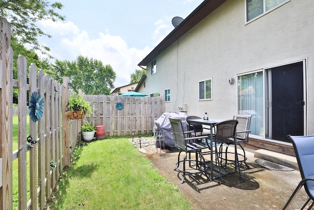 2214-2216 Pine Tree Ln, Reynoldsburg, OH 43068 - view of yard with a patio area