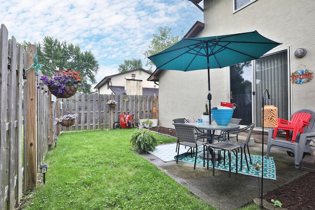 2214-2216 Pine Tree Ln, Reynoldsburg, OH 43068 - fenced backyard with a patio area