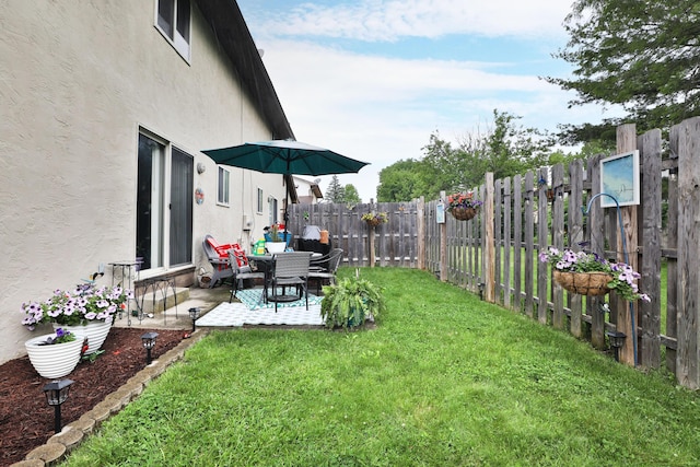 2214-2216 Pine Tree Ln, Reynoldsburg, OH 43068 - fenced backyard featuring a patio area
