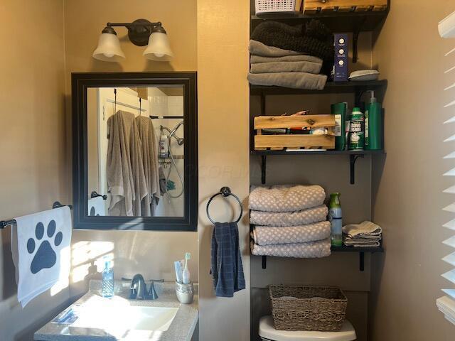 427 John St, Newark, OH 43055 - bathroom with vanity