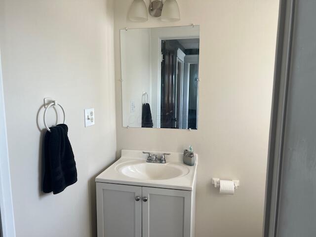 427 John St, Newark, OH 43055 - bathroom with vanity