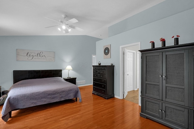 307 Timberland View Dr, Newark, OH 43055 - bedroom featuring lofted ceiling, light wood-style floors, and a ceiling fan