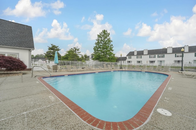 2184 Victoria Park Dr, Columbus, OH 43235 - community pool with a patio