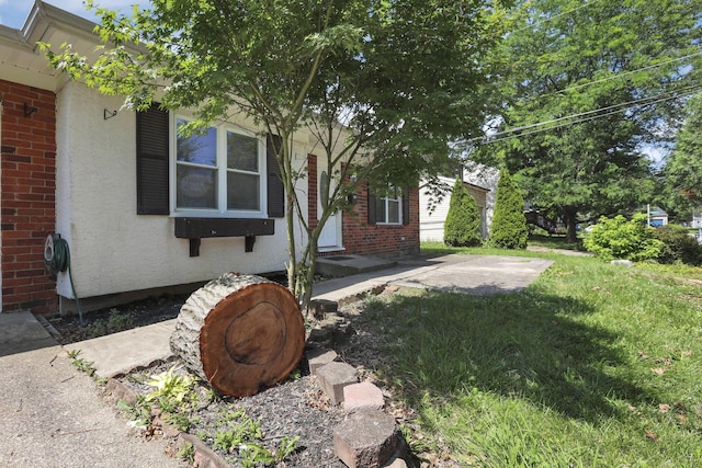 1615 Coronet Dr, Columbus, OH 43224 - view of green lawn