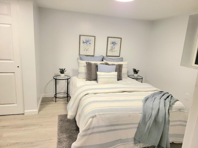 570 N Ohio Ave, Columbus, OH 43203 - bedroom with light wood-style floors and baseboards