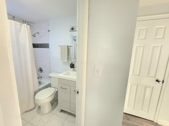 570 N Ohio Ave, Columbus, OH 43203 - bathroom featuring vanity and shower / tub combo