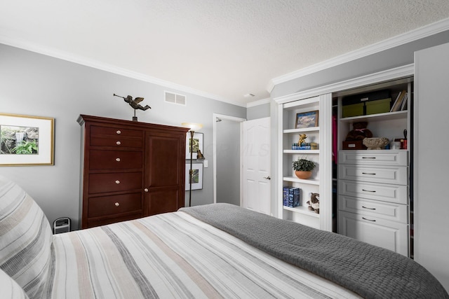 918 Dianthus Ct, Reynoldsburg, OH 43068 - bedroom featuring ornamental molding, a textured ceiling, and a closet