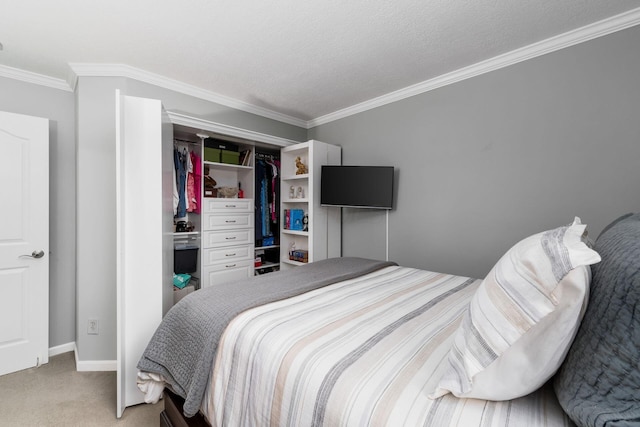 918 Dianthus Ct, Reynoldsburg, OH 43068 - bedroom featuring crown molding, light carpet, and a closet